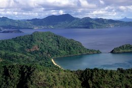 Archipel-des-Comores;-Baie;-Collines;-France;-Kaleidos;-Kaleidos-images;-La-parole-à-limage;-Laurent-Abad;-Mayotte;-Océan-Indien;-Paysage;-Plage;-Presquîle;-Stories-Pictures;-Vue-aérienne